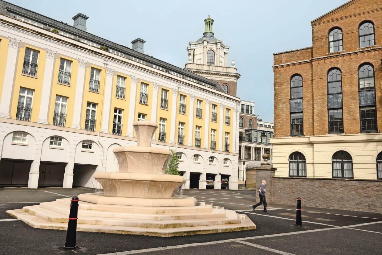 Im Hintergrund ragt der Stadtturm hervor.