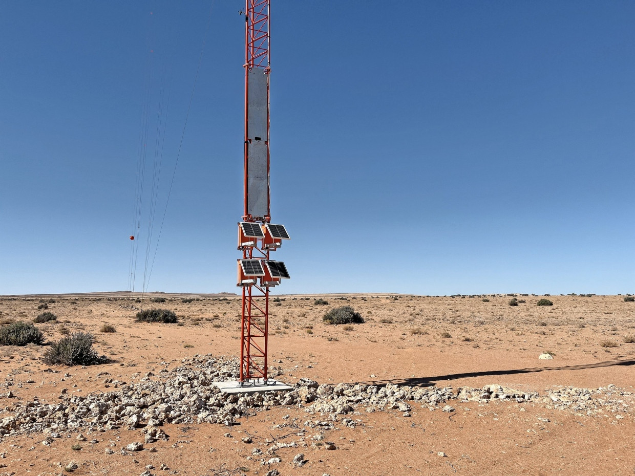 In der Wüste Namibias soll ein grünes Wasserstoff-Projekt enstehen. Dieser Messmast erfasst Wind- und Sonnenintensität.