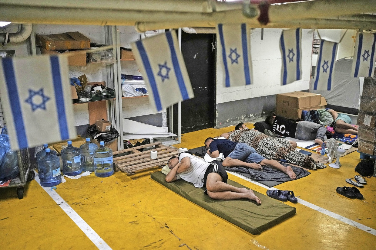 Israelis schlafen in den Tiefgaragen von Tel Aviv, um sich vor iranischen Raketenangriffen zu schützen.