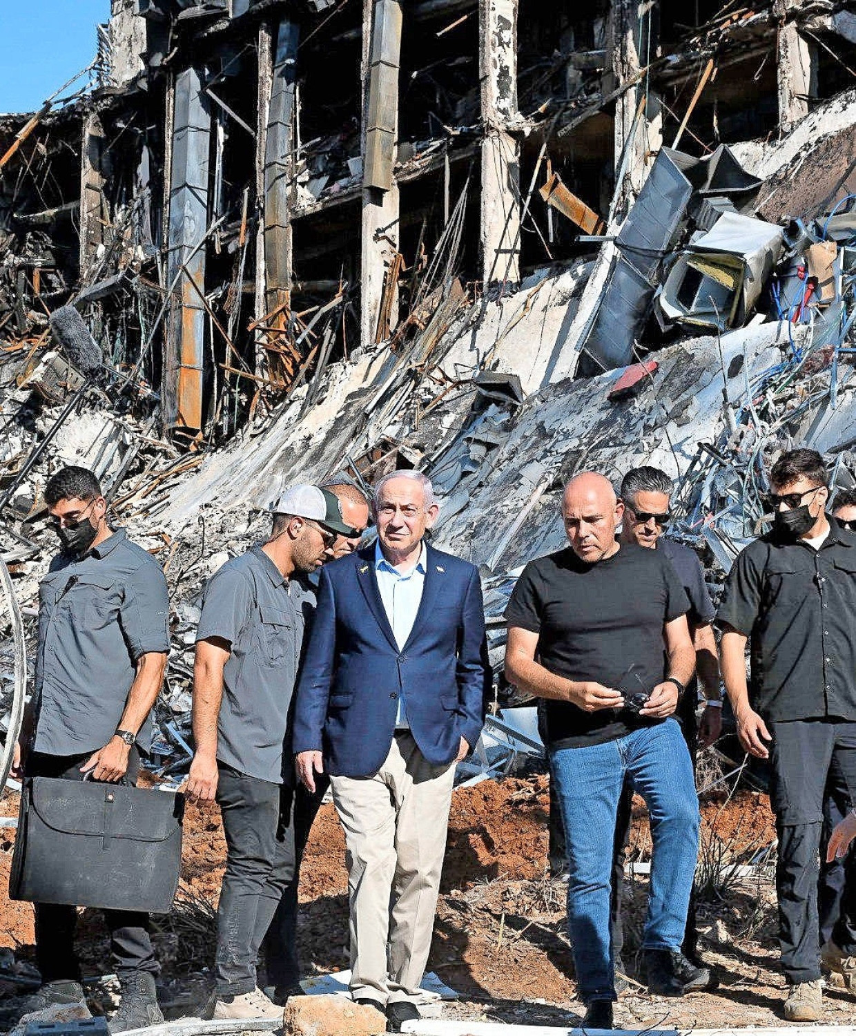 Ministerpräsident Netanjahu besichtigt einen Raketeneinschlag am Weizmann Institut in Rehovot.