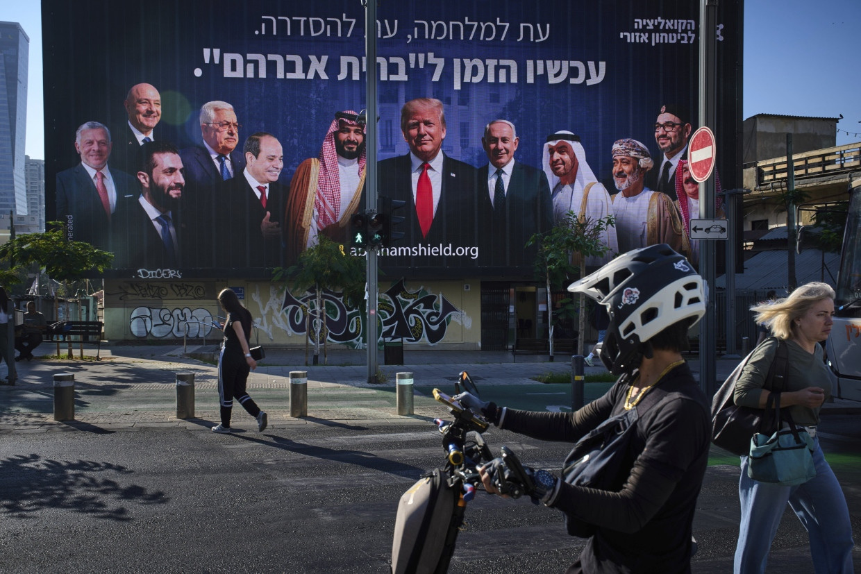 Eine Werbewand in Tel Aviv, auf der steht: „Eine Zeit, um Krieg zu führen, und eine Zeit, um eine Einigung zu erzielen. Jetzt ist die Zeit für den ‚Bund Abrahams‘.“