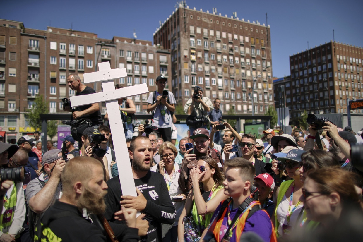 Anti-LGBTQ-Demonstranten halten während der Pride-Parade ein Kreuz hoch.