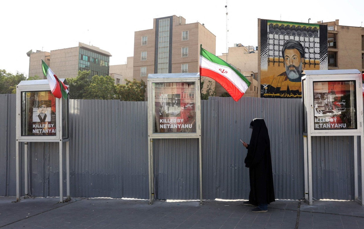 Auf einem Platz in Teheran stehen nun Bilder der iranischen Opfer des Krieges.