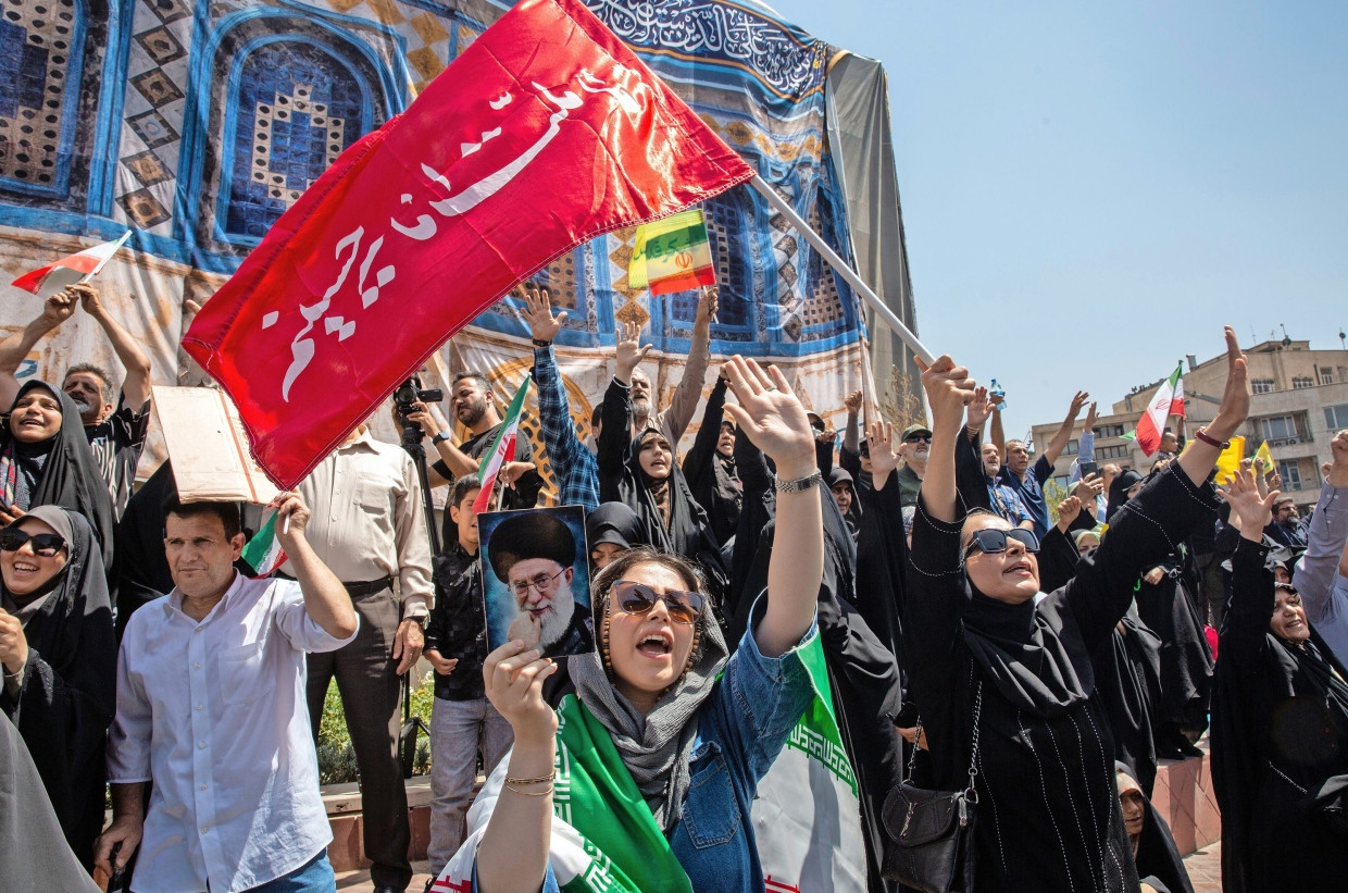 Unterstützer des Regimes in Teheran, auf der Fahne steht: „Wir sind die Nation des Iman Hossein“.