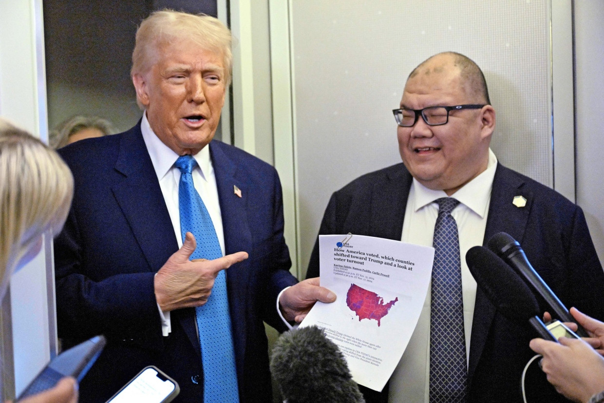 Er folgt einfach „dem Boss“: Steven Cheung im Februar gemeinsam mit Donald Trump an Board der Air Force One