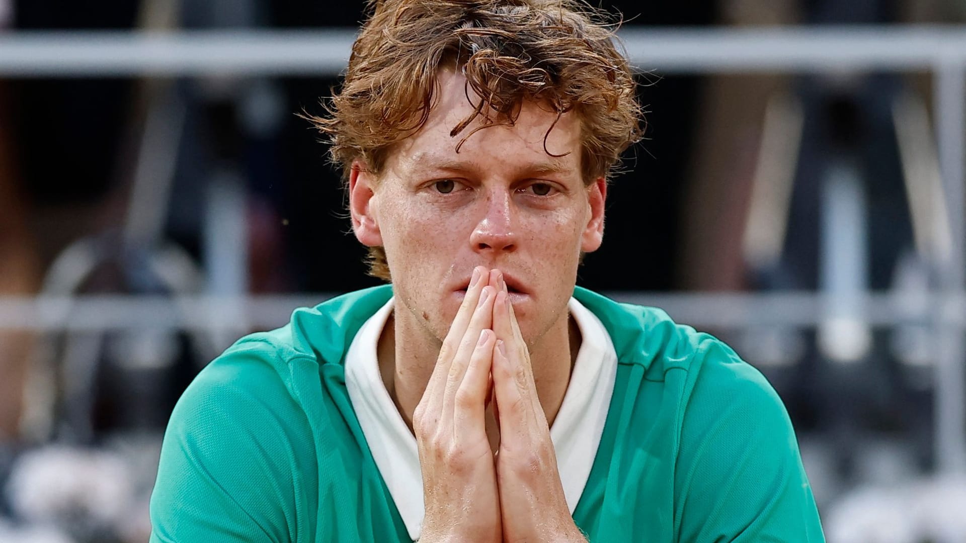 Komplett leer: Ein enttäuschter Jannik Sinner nach dem Match. Komplett leer: Ein enttäuschter Jannik Sinner nach dem Match.