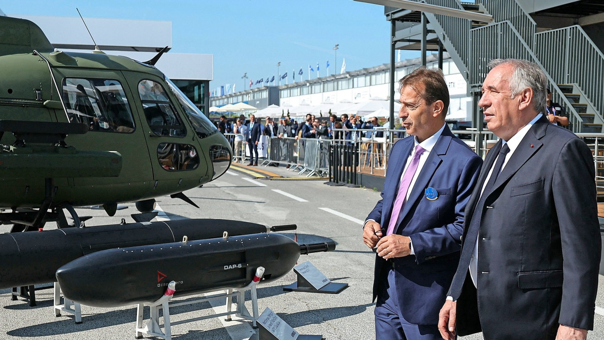 Mehr Rüstungsgüter aus Europa: Airbus-Chef Guillaume Faury (links) mit Frankreichs Premierminister Francois Bayrou auf der Luftfahrtmesse in Le Bourget