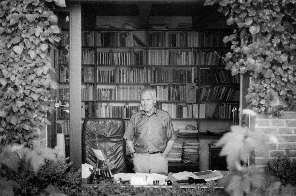 „Bücher sind nur dickere Briefe an Freunde“: Dieses Wort Jean Pauls zitiert Albrecht Schöne in seinem Buch über den „Briefschreiber Goethe“. Das Porträt des Gelehrten im Fenster seiner Bibliothek entstand 2005.