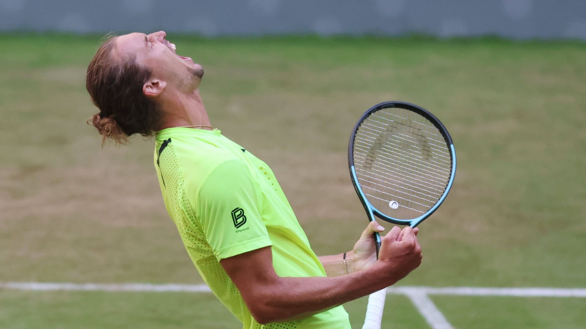 Alexander Zverev schreit seine Freude heraus: Beim Turnier in Halle hatte er durchaus Probleme. Alexander Zverev schreit seine Freude heraus: Beim Turnier in Halle hatte er durchaus Probleme.