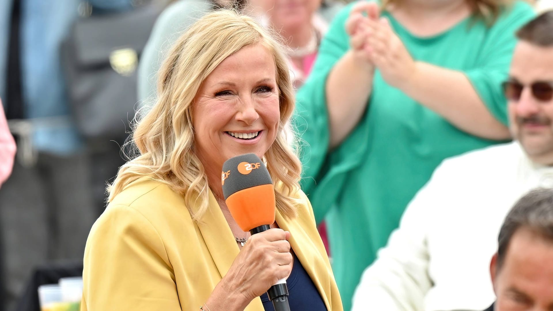 Andrea Kiewel: Die "Fernsehgarten"-Moderatorin musste der neuesten Ausgabe fernbleiben. Andrea Kiewel: Die "Fernsehgarten"-Moderatorin musste der neuesten Ausgabe fernbleiben.