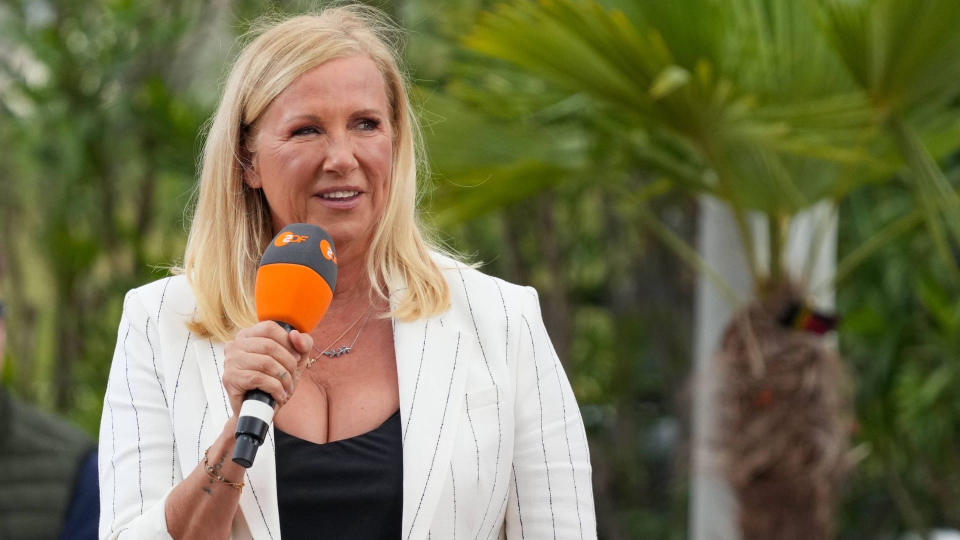 "ZDF-Fernsehgarten": Andrea Kiewel zeigte sich am Sonntag in Sommerstimmung. "ZDF-Fernsehgarten": Andrea Kiewel zeigte sich am Sonntag in Sommerstimmung.