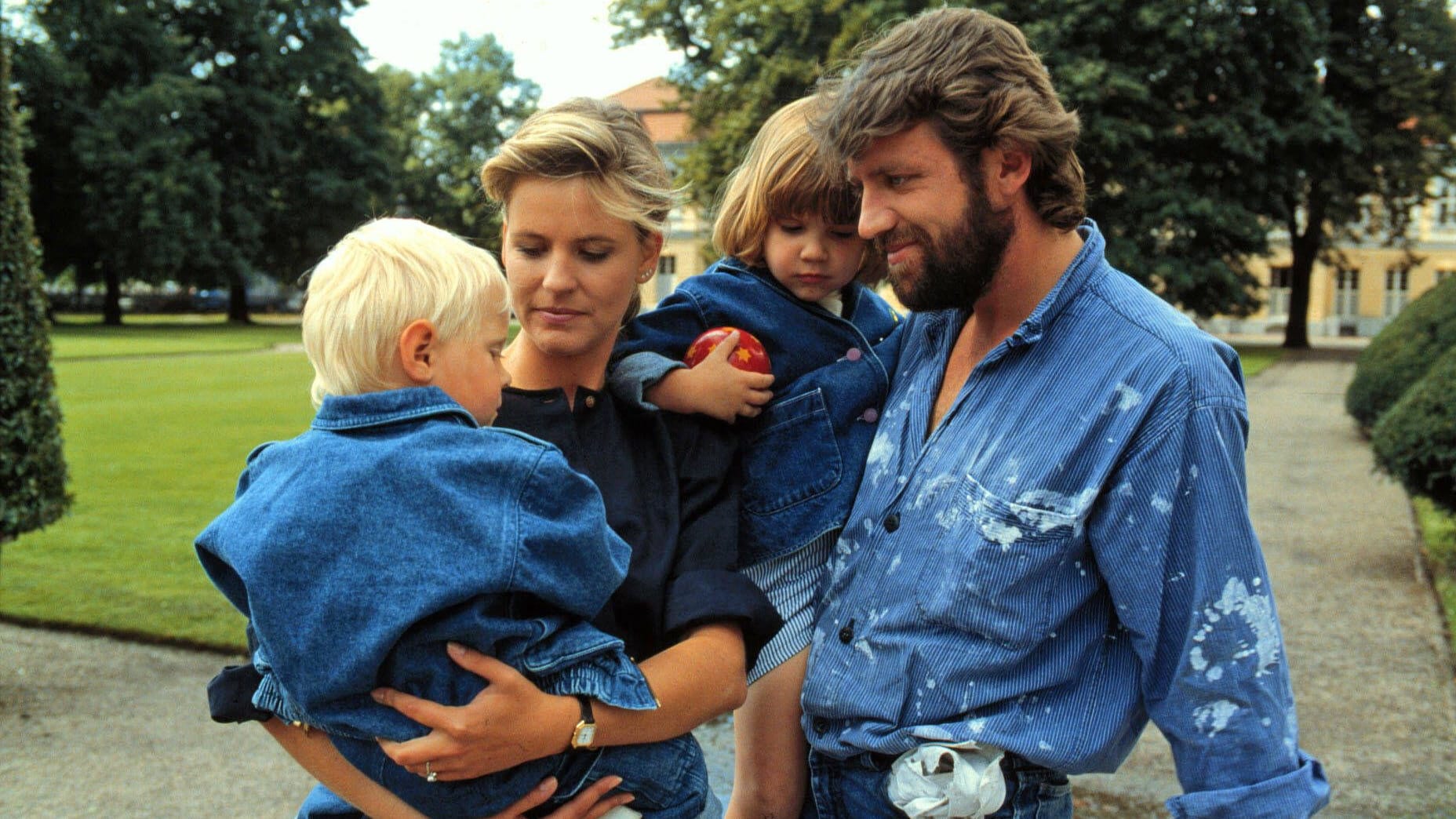 Anja Schüte als Uschi Wichert mit Stefan Gossler als Jürgen Reuter: Sie war von 1985 bis 1990 in über 40 Folgen der ZDF-Serie "Die Wicherts von nebenan" zu sehen. Anja Schüte als Uschi Wichert mit Stefan Gossler als Jürgen Reuter: Sie war von 1985 bis 1990 in über 40 Folgen der ZDF-Serie "Die Wicherts von nebenan" zu sehen.