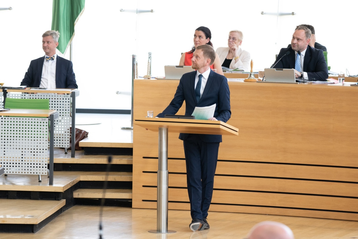 Ministerpräsident Michael Kretschmer (CDU) unterbricht während des Protests seine Rede.