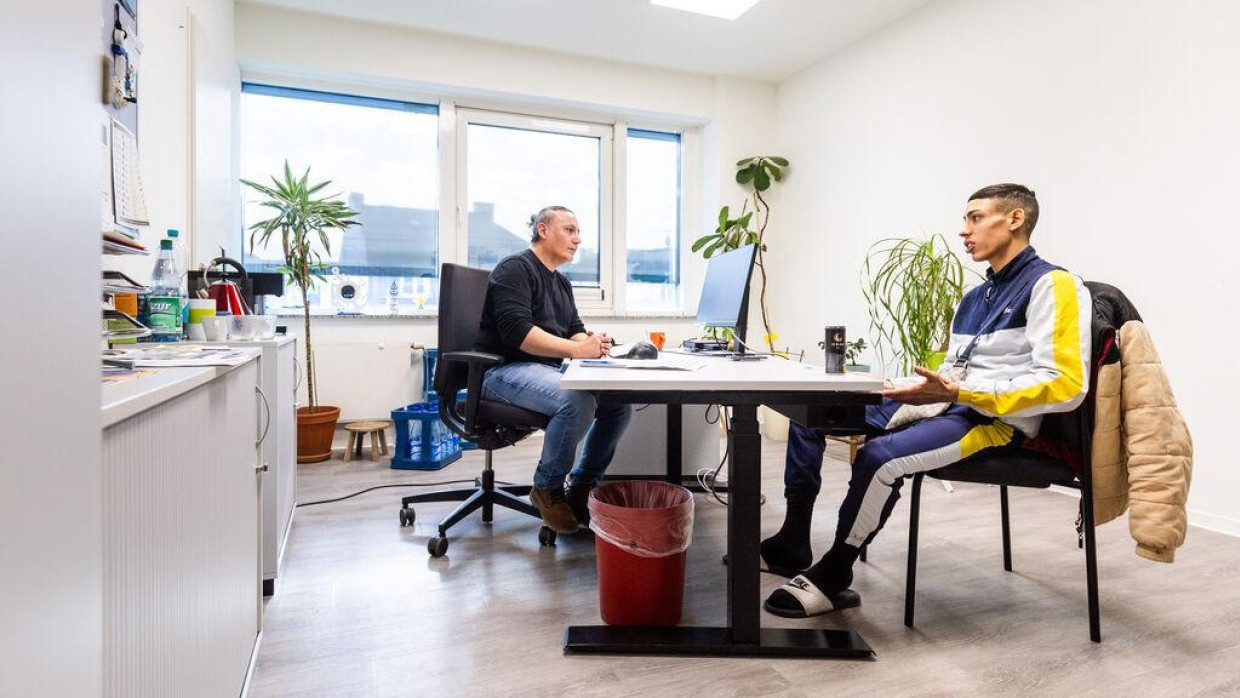 Beratung in einem Jobcenter: Die Arbeitslosenquote steigt, besonders unter den Jüngeren.