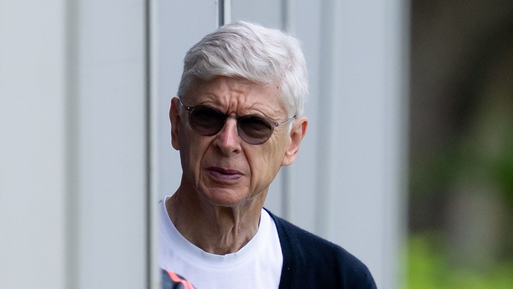 Mit Sonnenbrille beim Bayern-Training: Arsène Wenger. Mit Sonnenbrille beim Bayern-Training: Arsène Wenger.