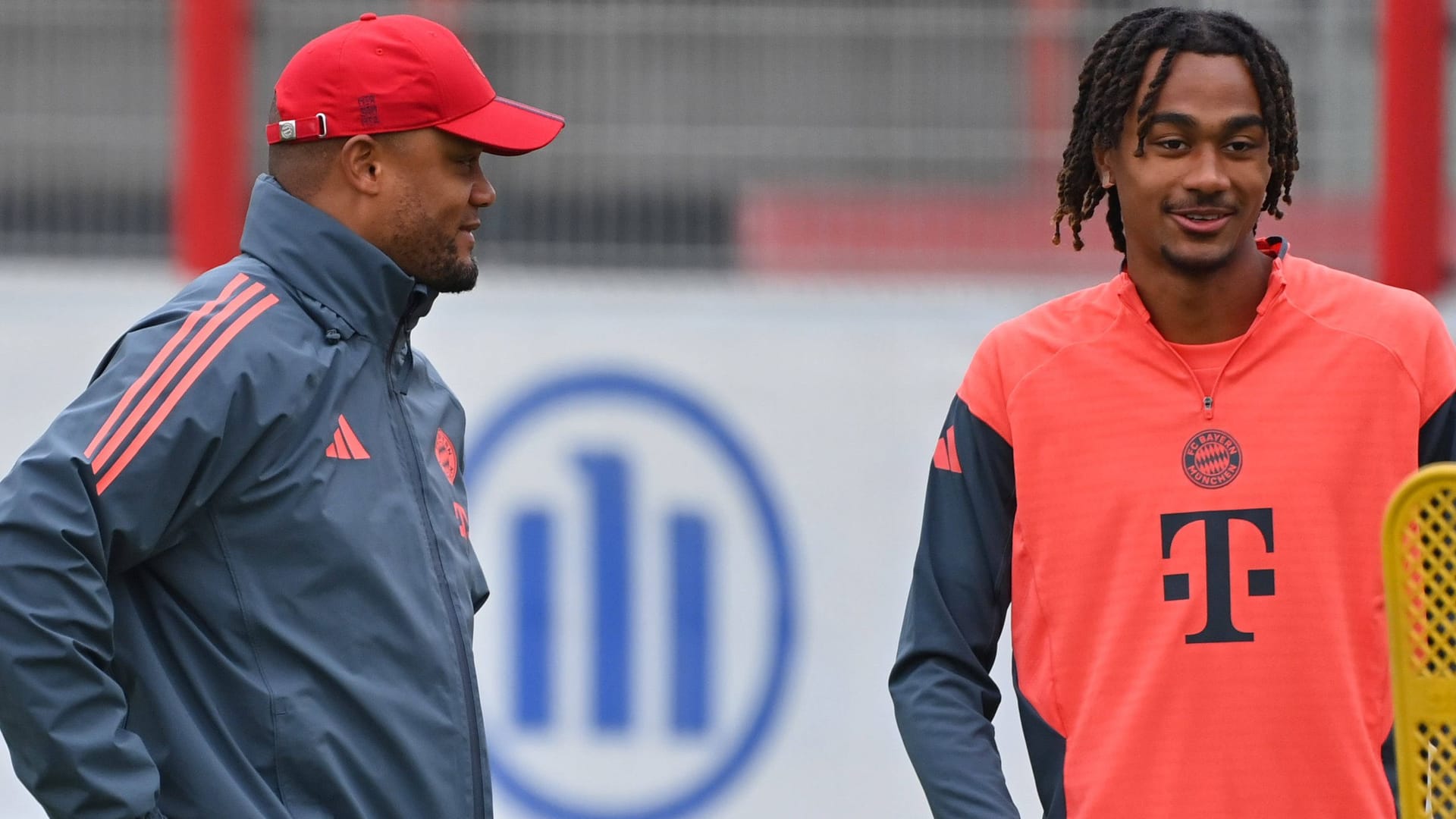 Bayern-Trainer Kompany (li.) und -Talent Kusi-Asare: Der deutsche Rekordmeister nimmt einige junge Spieler mit zur Klub-WM. Bayern-Trainer Kompany (li.) und -Talent Kusi-Asare: Der deutsche Rekordmeister nimmt einige junge Spieler mit zur Klub-WM.