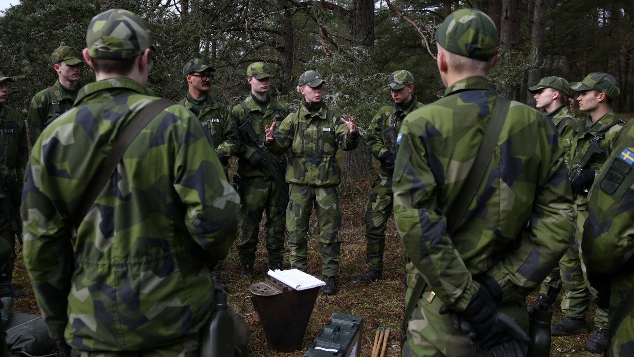Eine Ausbilderin spricht mit schwedischen Wehrpflichtigen des Gotland Regiments auf der Ostseeinsel Gotland in Schweden im März 2024.