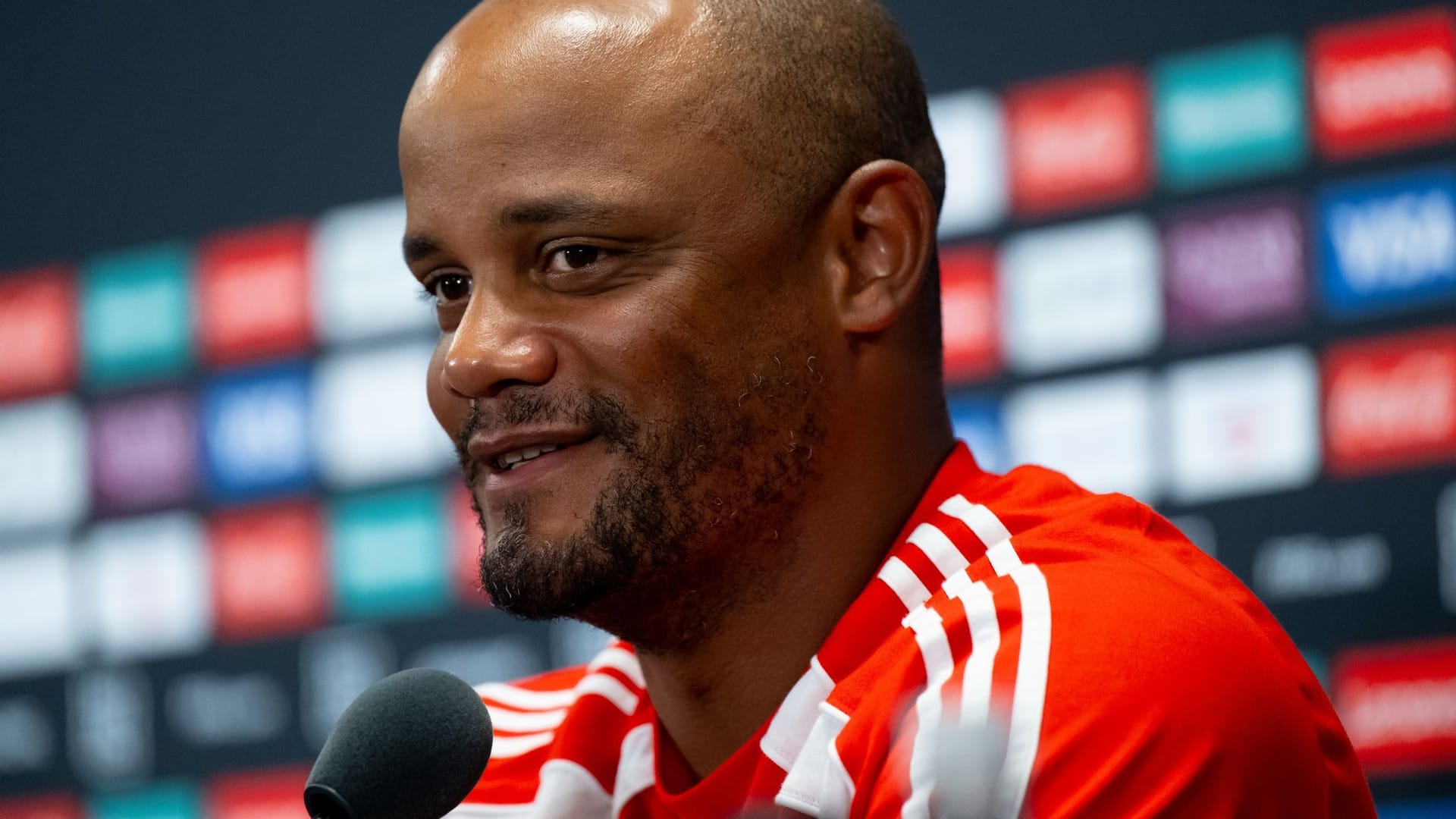 Trainer Vincent Kompany von München sitzt auf dem Podium und beantwortet die Fragen von den Journalisten. Trainer Vincent Kompany von München sitzt auf dem Podium und beantwortet die Fragen von den Journalisten.