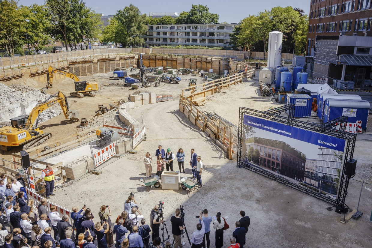 Innovation ist für Nivea & Co. ein wichtiger Treiber: am Beiersdorf-Stammsitz in Hamburg wurde am 20.6.2025 der Grundstein für ein Innovationszentrum gelegt.