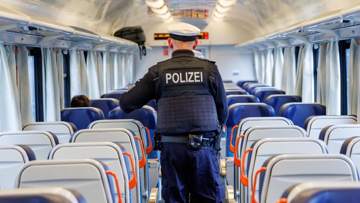 Ein Polizist bei einer Einreisekontrolle in Bayern.