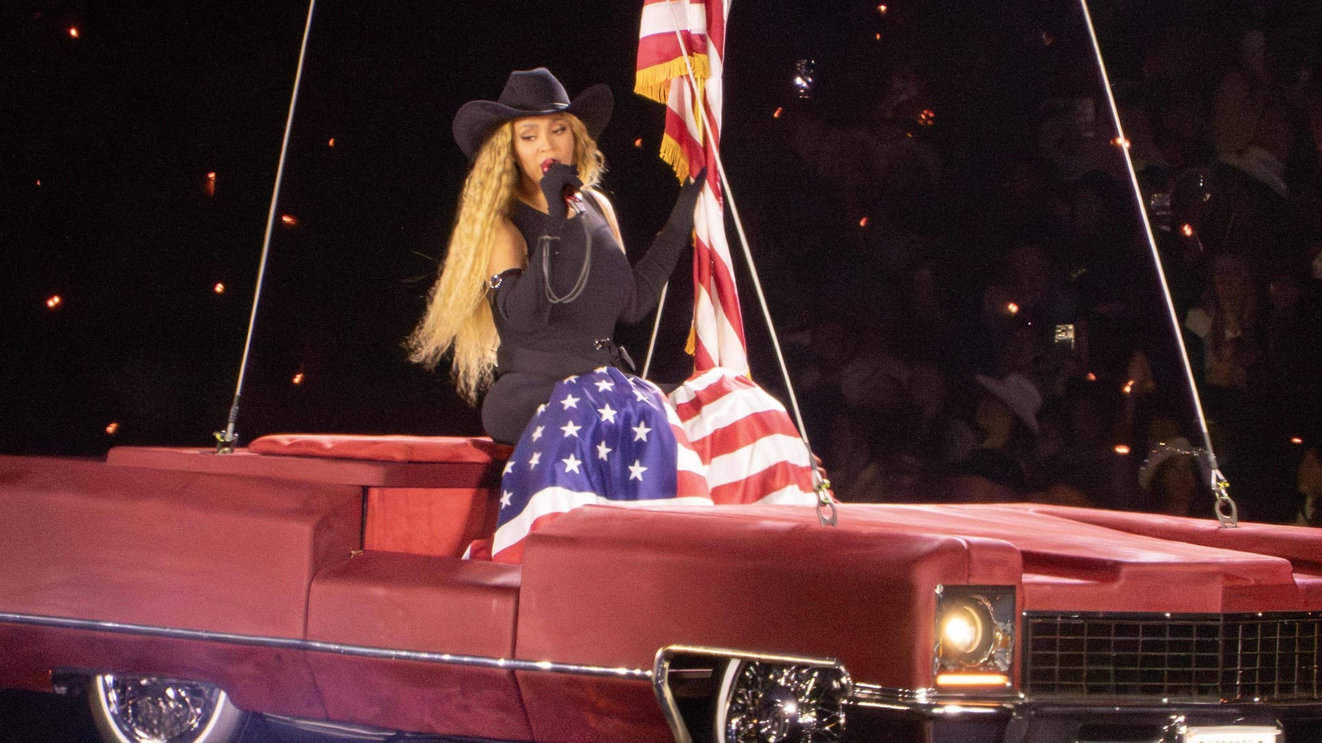Beyoncé: Die Sängerin schwebt bei ihren Konzerten, so wie hier in London, in einem Auto über den Zuschauern. Beyoncé: Die Sängerin schwebt bei ihren Konzerten, so wie hier in London, in einem Auto über den Zuschauern.