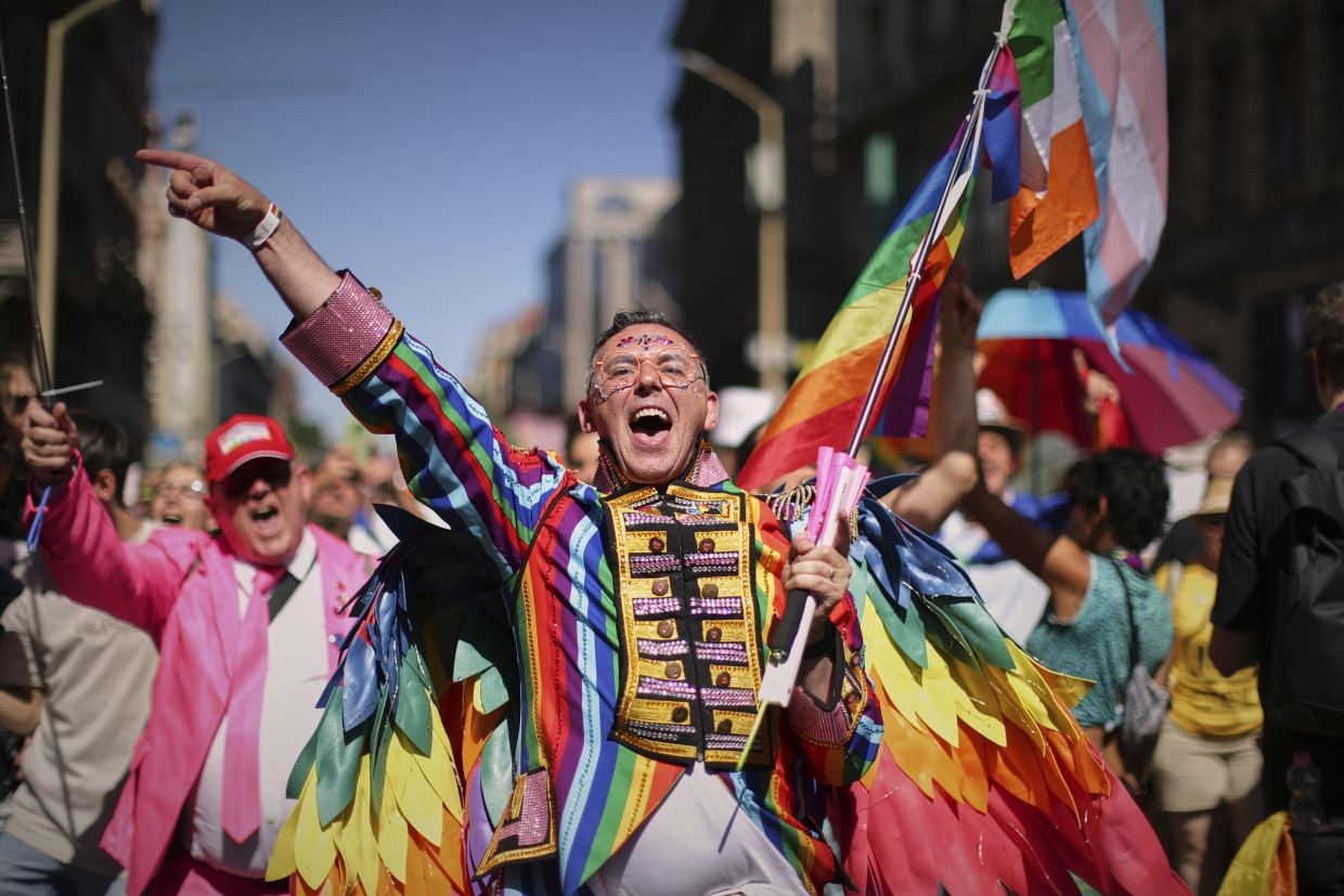Ein bunt kostümierter Teilnehmer auf der Pride-Parade am Samstagnachmittag in Budapest