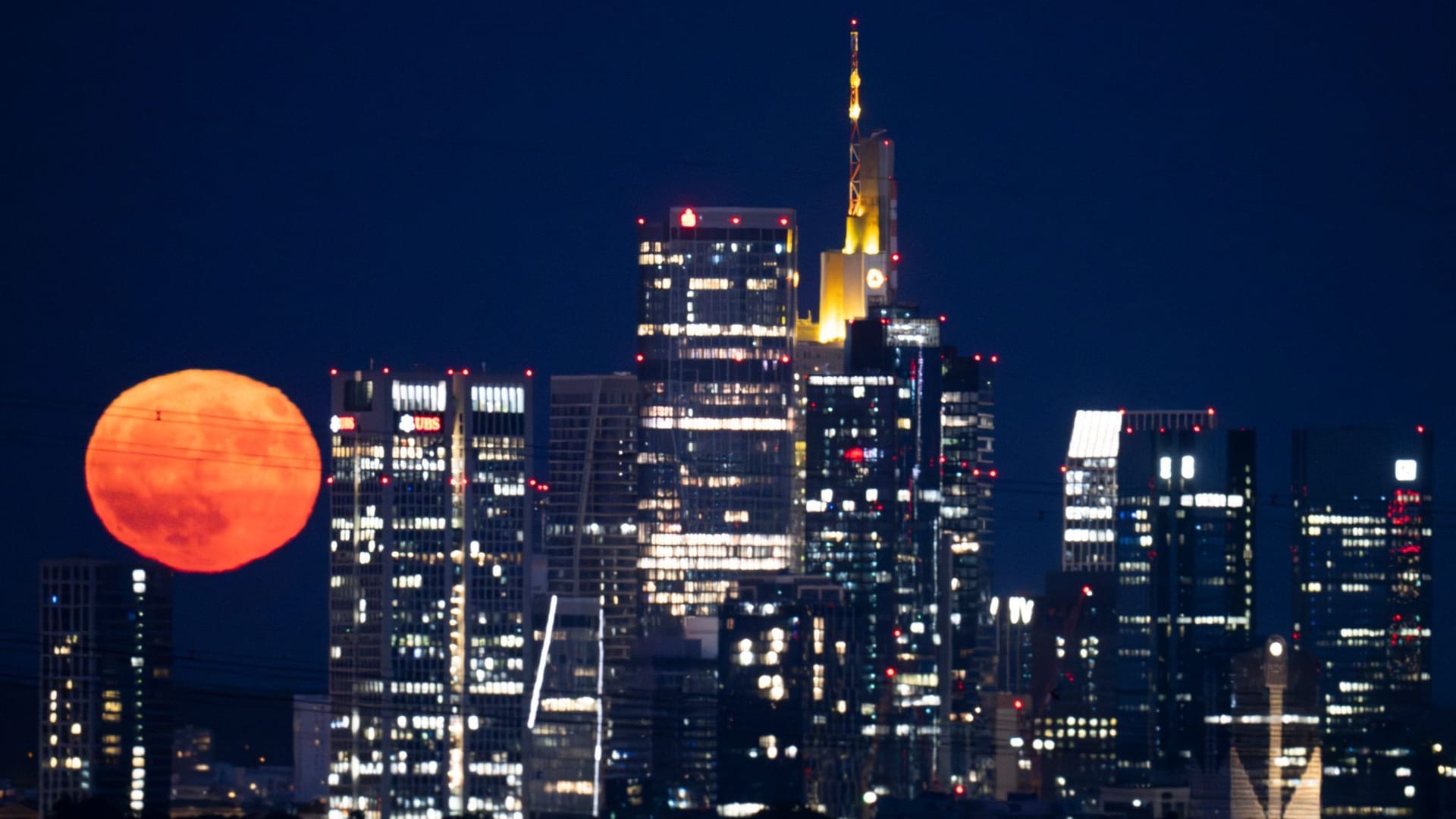 Erdbeermond über Frankfurt Erdbeermond über Frankfurt
