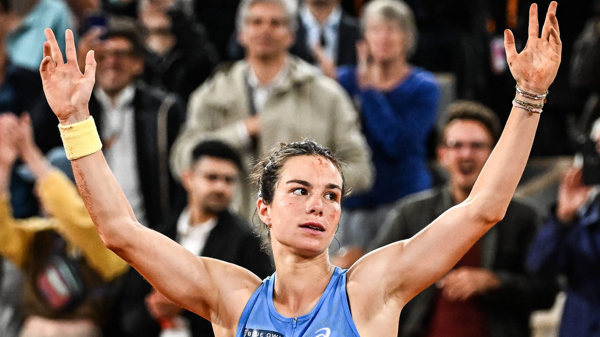 Loïs Boisson nach ihrem Sieg im Viertelfinale: Die Französin begeistert bei den French Open. Loïs Boisson nach ihrem Sieg im Viertelfinale: Die Französin begeistert bei den French Open.