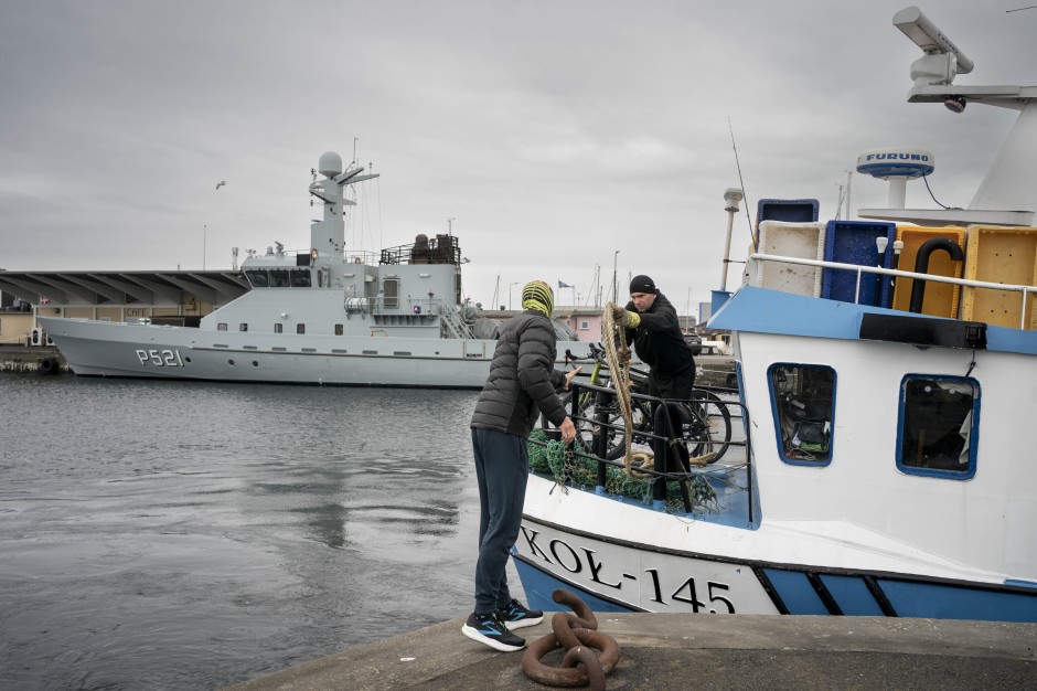 Polnische Ausflügler machen ihr Boot im Hafen von Nexø fest. Im Hintergrund ein dänisches Patrouillenboot