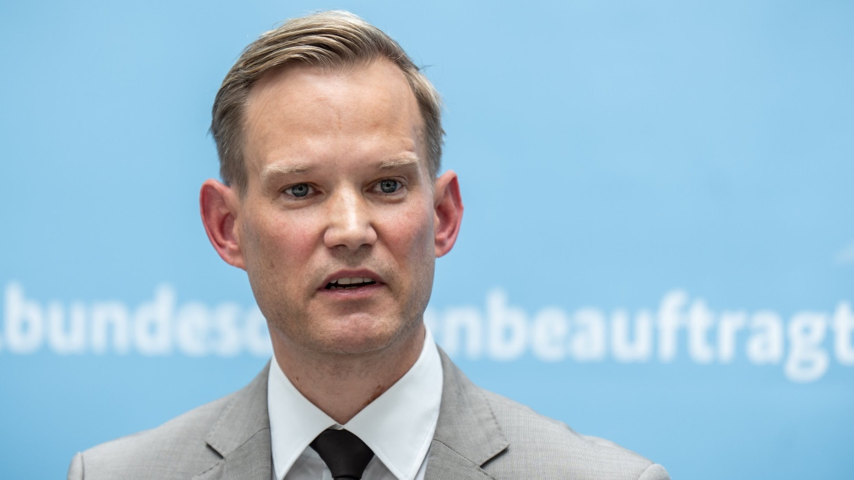 Hendrick Streeck (CDU), gibt ein Pressestatement in seiner neuen Funktion als Beauftragter der Bundesregierung für Sucht- und Drogenfragen im Bundesministerium für Gesundheit.