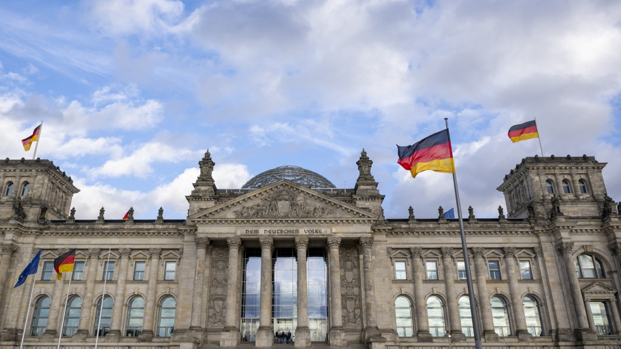 Derzeit bekommen die Parlamentarier des Bundestags etwas mehr als 11.000 Euro pro Monat, die versteuert werden müssen.