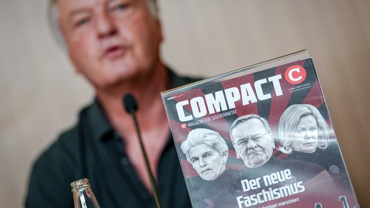 Jürgen Elsässer, „Compact“-Chefredakteur, gibt eine Pressekonferenz zur Aufhebung des Verbots der Zeitschrift «Compact» durch das Bundesverwaltungsgericht hinter einem Titelbild seines Magazins.