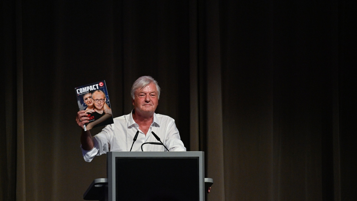 Herausgeber Jürgen Elsässer zeigt auf dem Landesparteitag der AfD in Sachsen-Anhalt im August 2024 eine Ausgabe seiner Zeitschrift „Compact“.