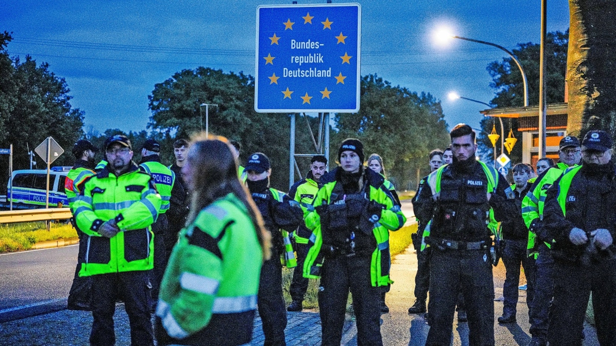 An der Grenze zwischen Ter Apel und Rütenbrock steht am Sonntag die deutsche Polizei bereit, um eigenmächtige Grenzkontrollen zu verhindern