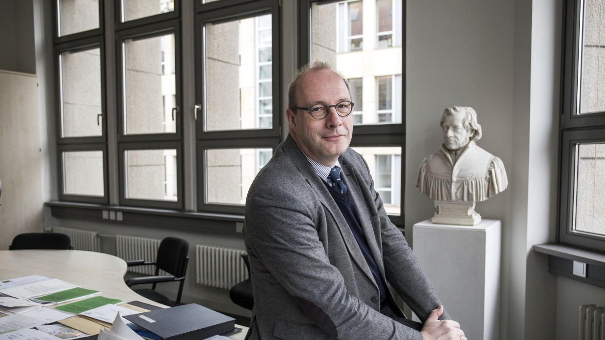 Christoph Markschies lehrt Ältere Kirchengeschichte an der Humboldt-Universität zu Berlin und ist Präsident der Berlin-Brandenburgischen Akademie der Wissenschaften.