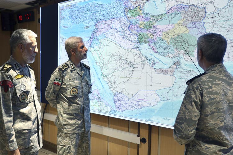 Nach dem Ende des militärischen Konflikts könnte sich der Schlagabtausch im Cyberraum verstärken: Der iranische Oberbefehlshaber Amir Hatami (Mitte) in einer offiziellen Aufnahme der Armee vom Montag.