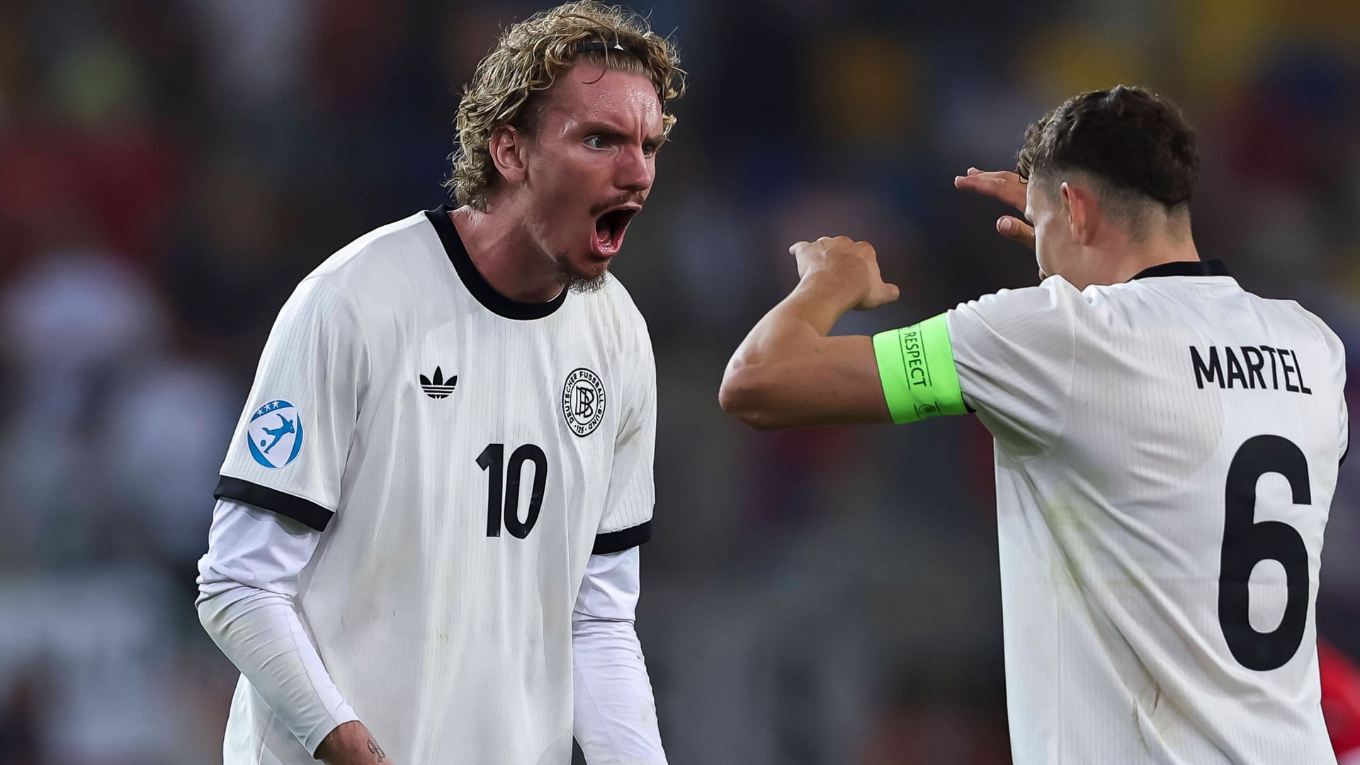 Bei dieser EM bisher in Topform: Nick Woltemade, hier beim Abklatschen mit Teamkollege Martel. Bei dieser EM bisher in Topform: Nick Woltemade, hier beim Abklatschen mit Teamkollege Martel.