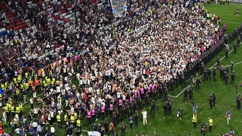 Nach dem Champions-League-Triumph gegen Inter Mailand strömten die Fans von Paris Saint-Germain auf das Spielfeld der Münchner Arena. Nach dem Champions-League-Triumph gegen Inter Mailand strömten die Fans von Paris Saint-Germain auf das Spielfeld der Münchner Arena.