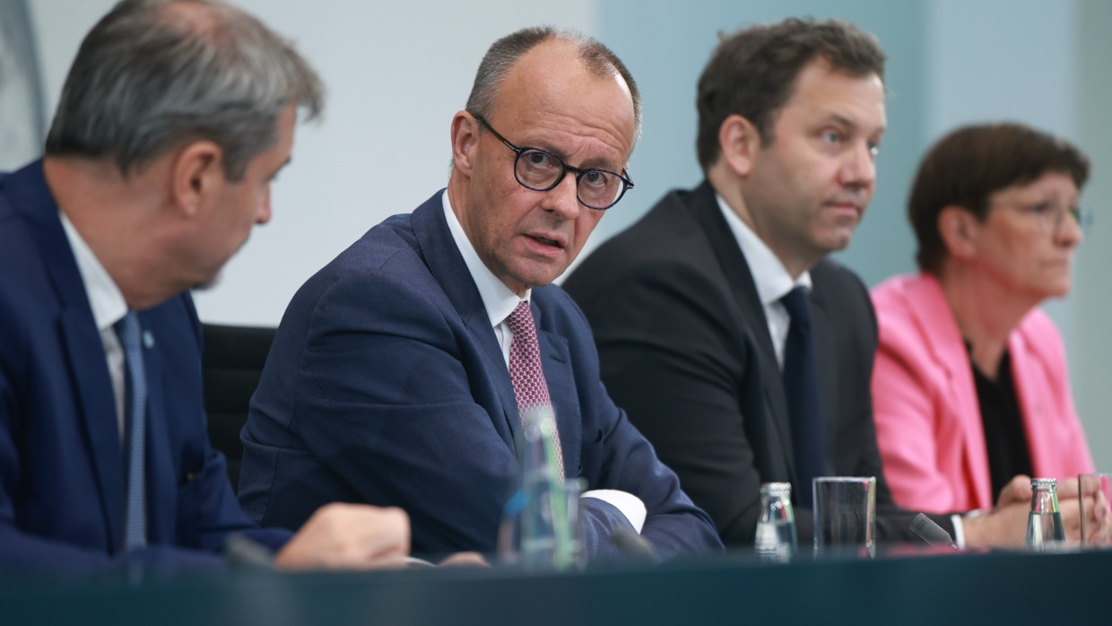 Der CDU-Vorsitzende, Bundeskanzler Friedrich Merz, mit Markus Söder (links), Lars Klingbeil und Saskia Esken am 28. Mai nach der Sitzung des Koalitionsausschusses in Berlin