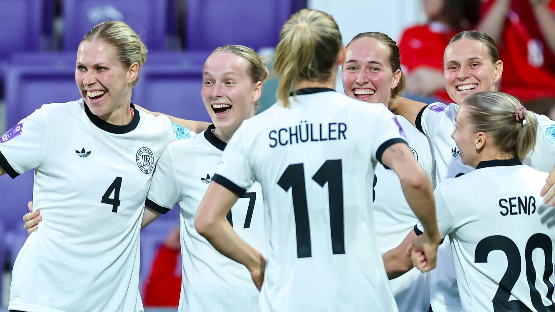 Die DFB-Frauen jubeln: Deutschland konnte vor dem Turnier mit zwei Siegen Selbstvertrauen sammeln. Die DFB-Frauen jubeln: Deutschland konnte vor dem Turnier mit zwei Siegen Selbstvertrauen sammeln.