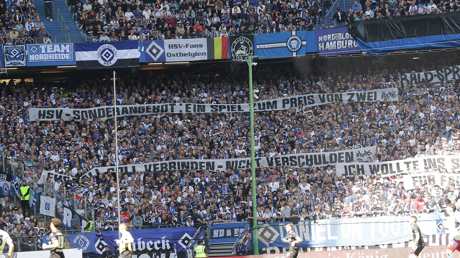 "Ein Spiel zum Preis von zwei" (Archivbild): HSV Fans protestieren regelmäßig gegen überhöhte Ticketpreise im Volksparkstadion. "Ein Spiel zum Preis von zwei" (Archivbild): HSV Fans protestieren regelmäßig gegen überhöhte Ticketpreise im Volksparkstadion.