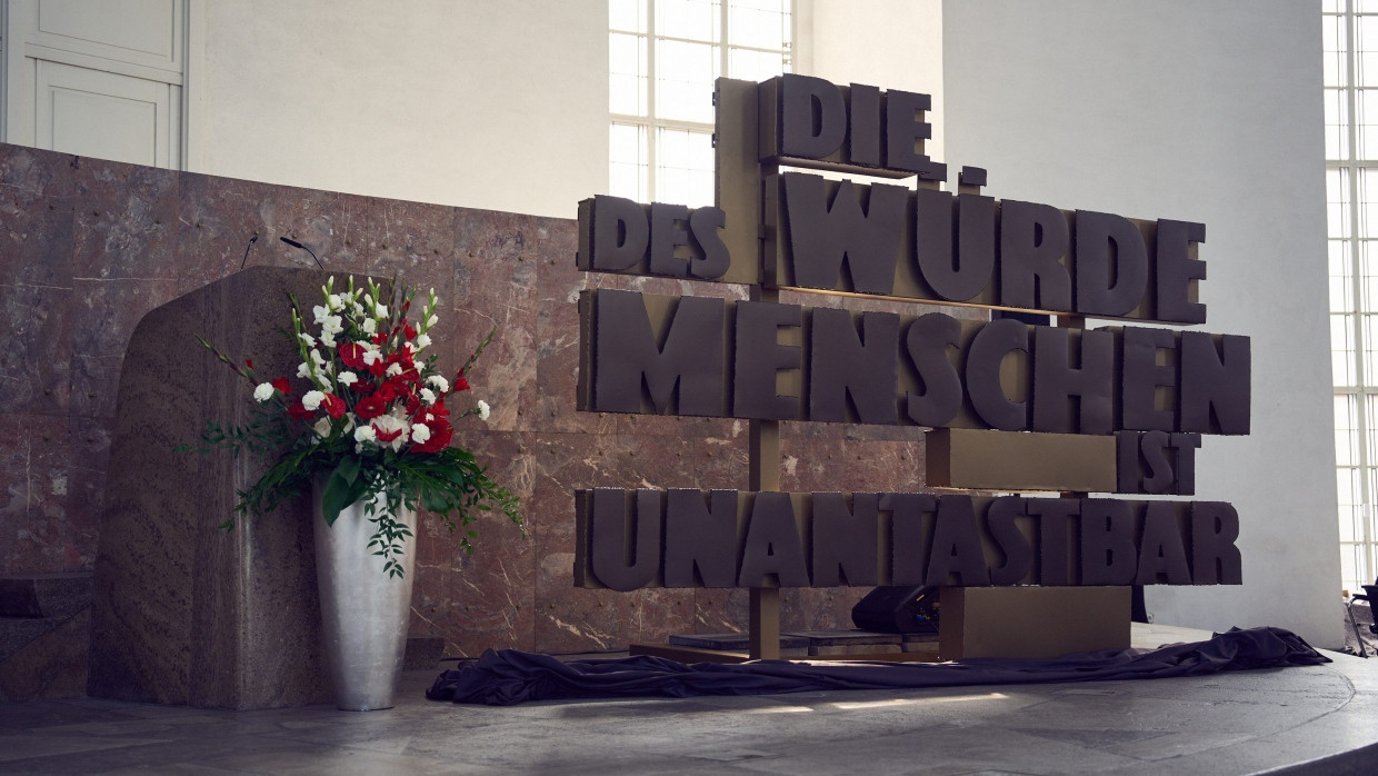 „Die Würde des Menschen ist unantastbar.“ Auf Initiative des hessischen Generalstaatsanwalts Fritz Bauer ist der Schriftzug am Gebäude der Staatsanwaltschaft Frankfurt am Main angebracht worden. Im September 2024 wurde das Relief gereinigt, restauriert und zunächst in der Paulskirche ausgestellt.