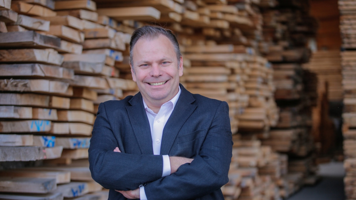 Michael Schmid führt den Verband der deutschen Parkettindustrie und ist Geschäftsführer der Parkettmanufaktur Jaso in de Nähe von Offenburg.