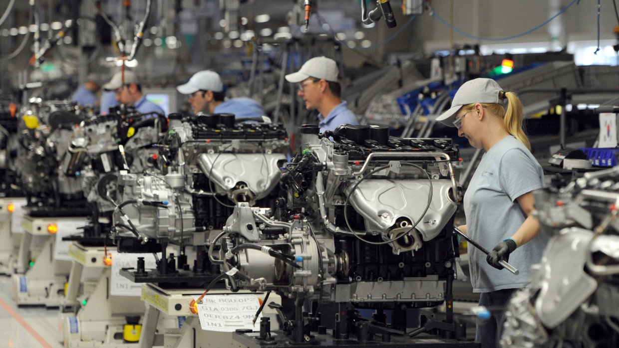 Tätig für ein deutsches Unternehmen: Arbeiter fertigen in Tennessee Motorblöcke in einer Volkwagenfabrik.