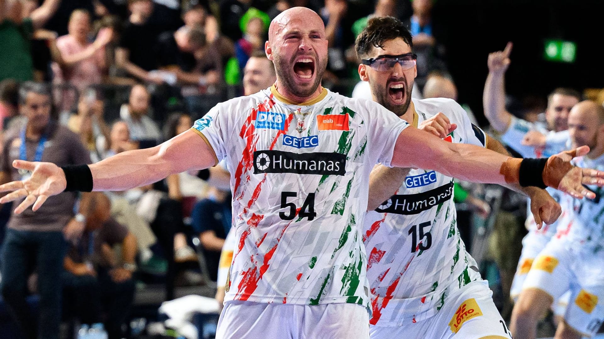 Finale! Magdeburgs Bergendahl (li.) und Cuenca jubeln nach Spielende gegen Barcelona. Finale! Magdeburgs Bergendahl (li.) und Cuenca jubeln nach Spielende gegen Barcelona.