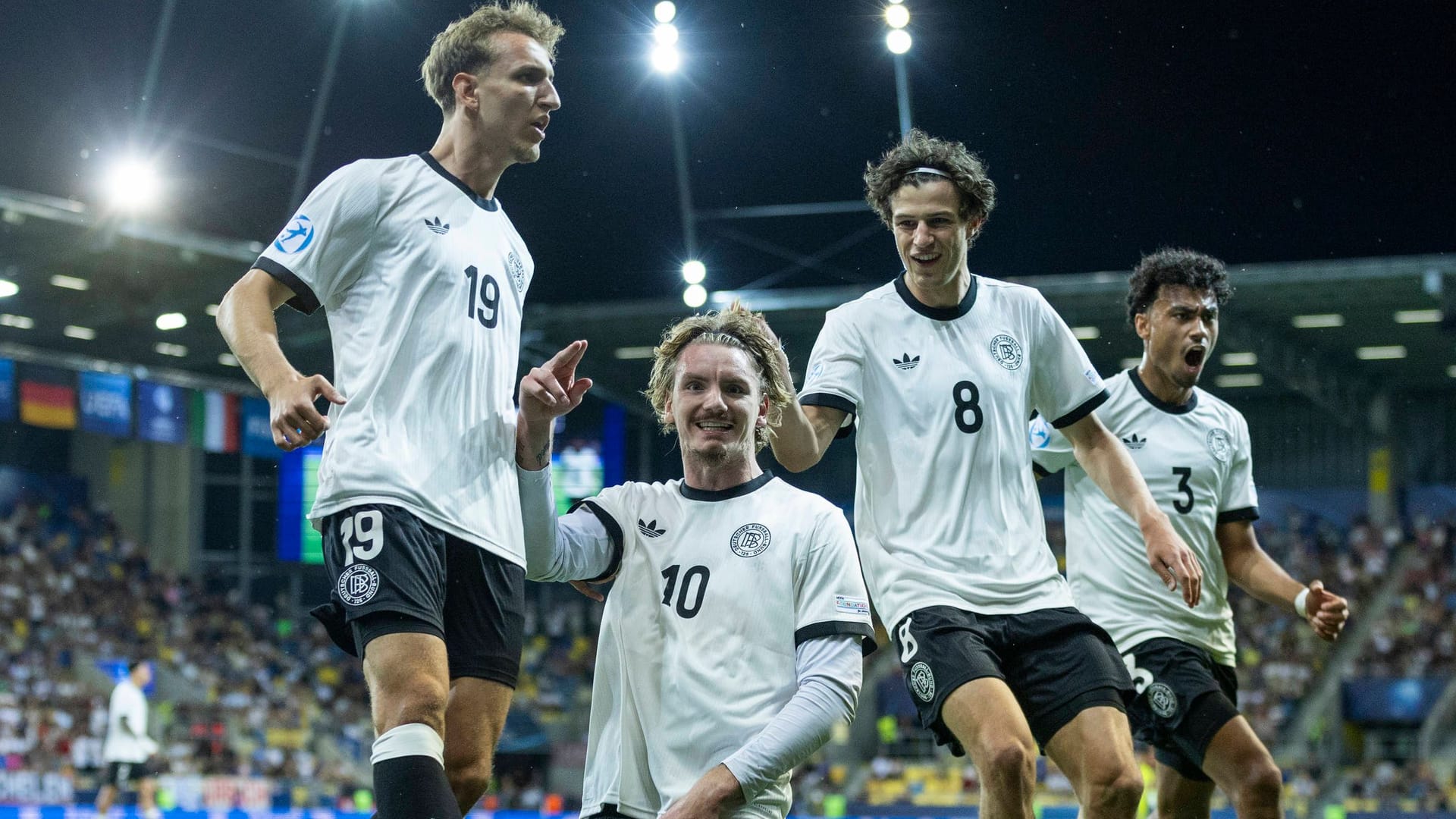 Deutschlands Spieler feiern ein Tor gegen Italien: Im Halbfinale wartet die nächste Topnation. Deutschlands Spieler feiern ein Tor gegen Italien: Im Halbfinale wartet die nächste Topnation.