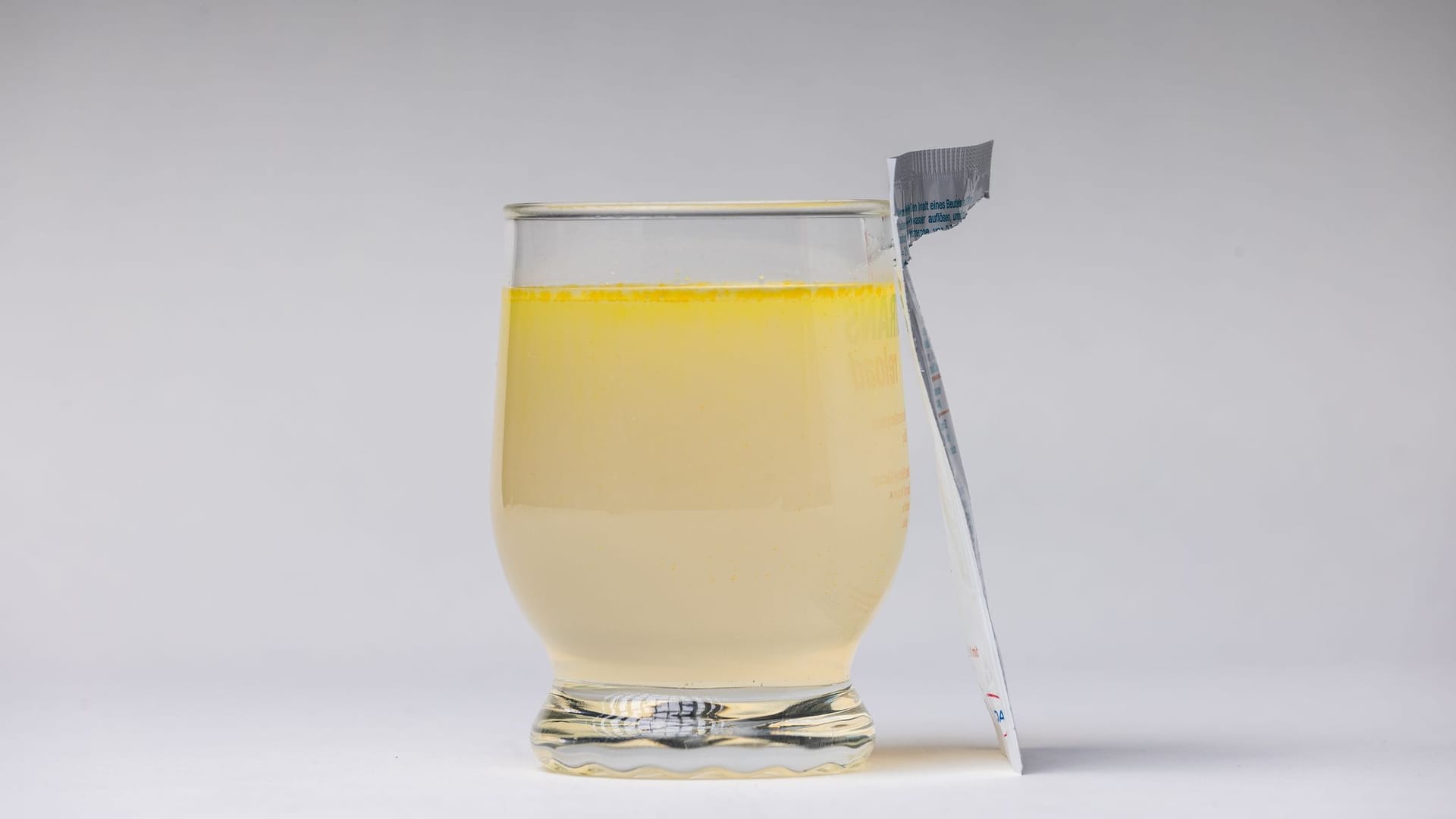 Elektrolytlösung in einem Wasserglas Elektrolytlösung in einem Wasserglas