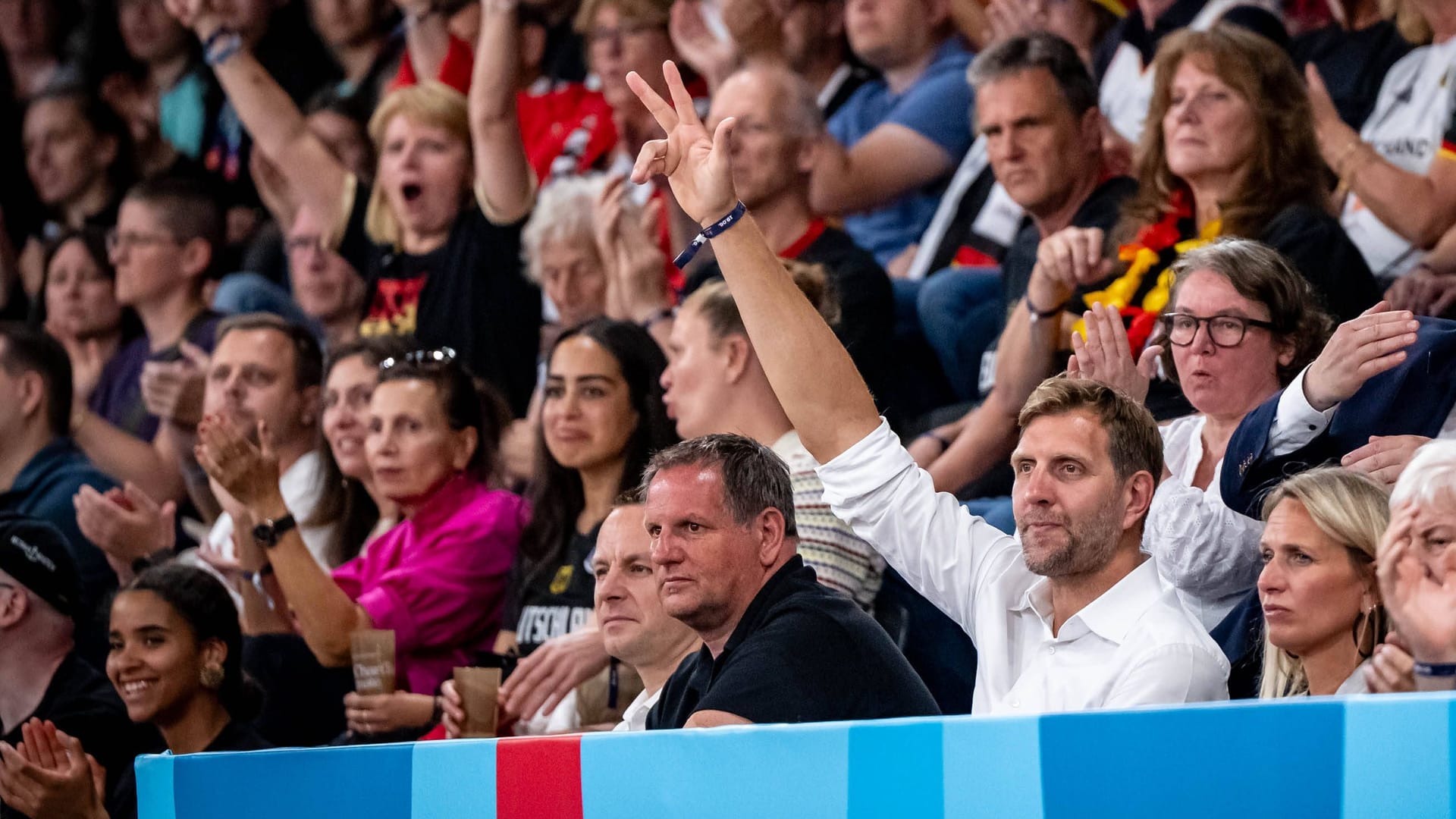 Dirk Nowitzki: Er verfolgte den EM-Auftakt der DBB-Frauen aus der ersten Reihe. Dirk Nowitzki: Er verfolgte den EM-Auftakt der DBB-Frauen aus der ersten Reihe.