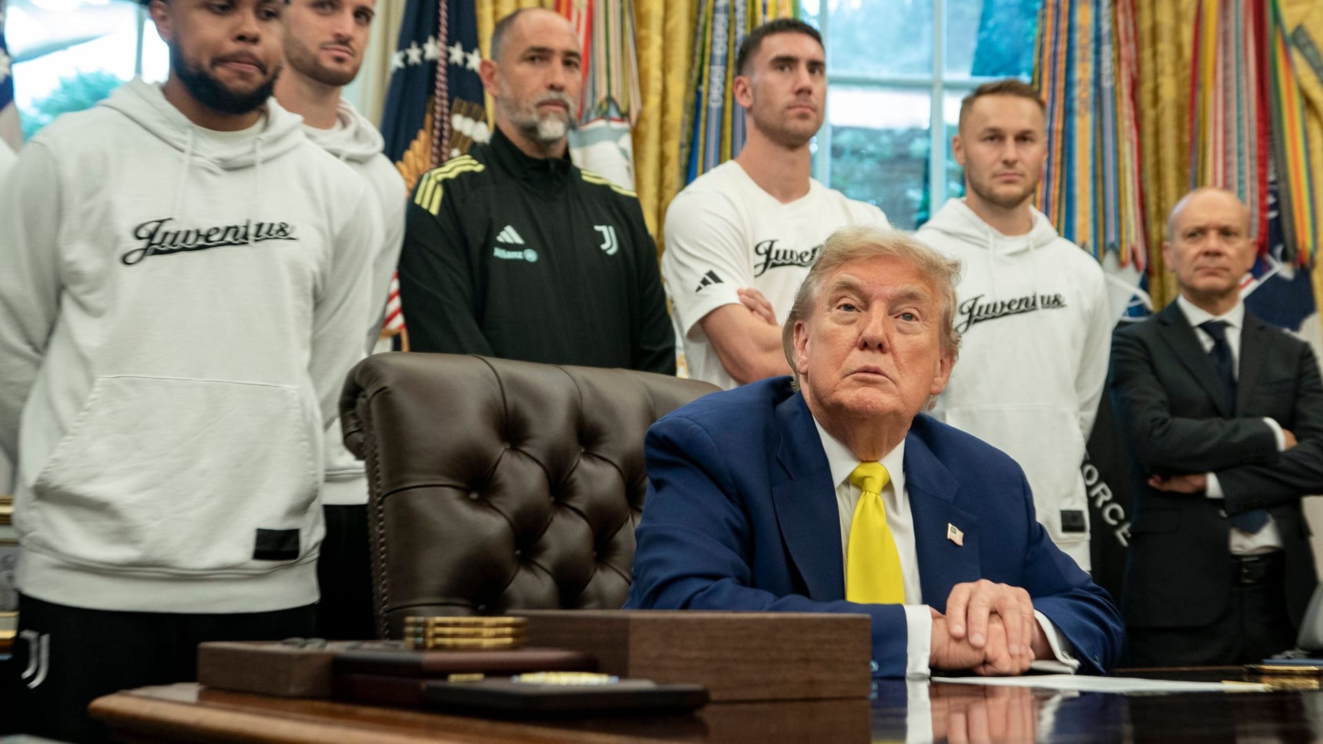 Donald Trump und die Spieler von Juventus: Der US-Präsident beantwortete im Rahmen des Treffens auch Fragen der anwesenden Reporter. Donald Trump und die Spieler von Juventus: Der US-Präsident beantwortete im Rahmen des Treffens auch Fragen der anwesenden Reporter.