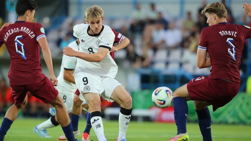 Durchgesetzt: Deutschlands Max Moerstedt (M.) im letzten Vorrundenspiel gegen Norwegen. Durchgesetzt: Deutschlands Max Moerstedt (M.) im letzten Vorrundenspiel gegen Norwegen.
